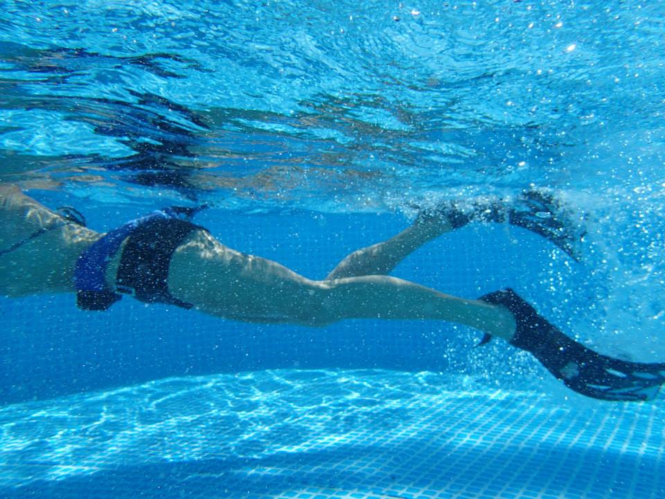 Pooltrainer unter Wasser